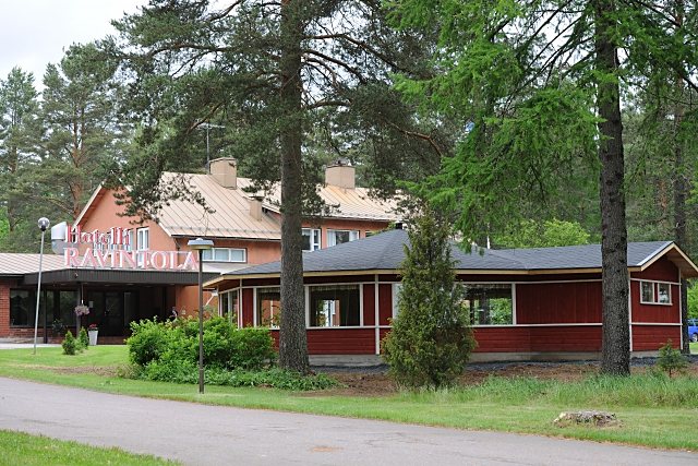 Hotelli-Ravintola Otsolan Hovi ulkoa kuvattuna