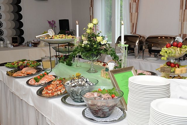 Buffetpöytä valmiina tarjoiluun